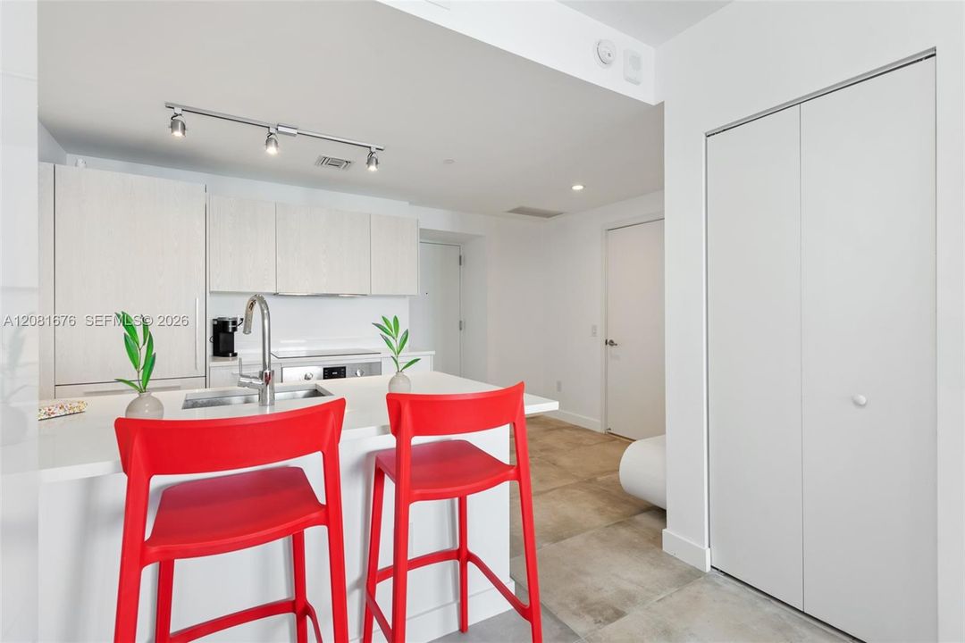 For Sale: $479,000 (1 beds, 1 baths, 610 Square Feet)