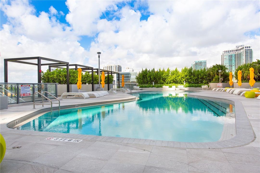 For Sale: $479,000 (1 beds, 1 baths, 610 Square Feet)