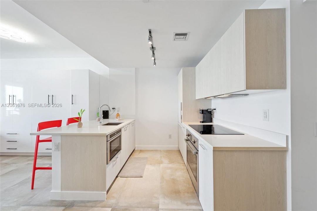 For Sale: $479,000 (1 beds, 1 baths, 610 Square Feet)