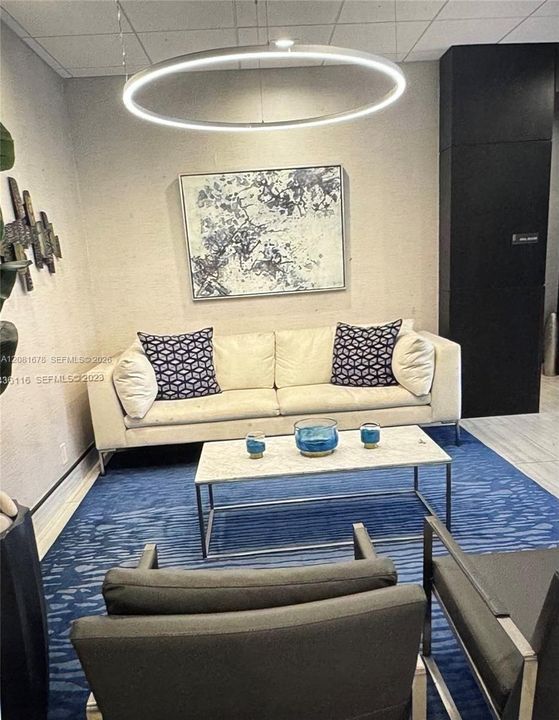 For Sale: $495,000 (1 beds, 1 baths, 910 Square Feet)
