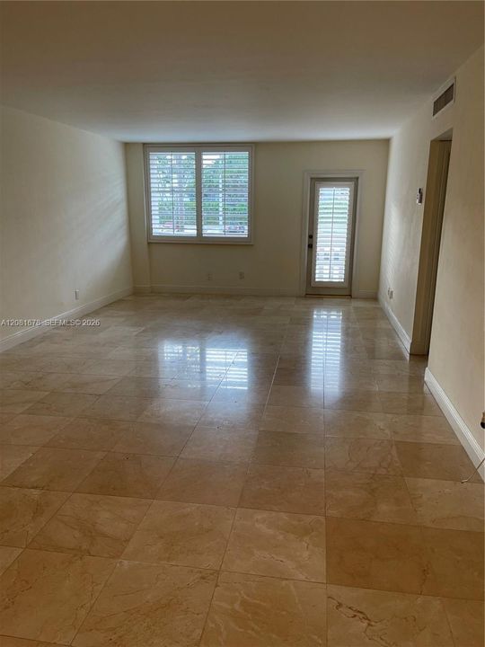 For Sale: $495,000 (1 beds, 1 baths, 910 Square Feet)