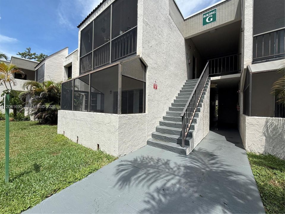 For Rent: $2,100 (1 beds, 1 baths, 854 Square Feet)