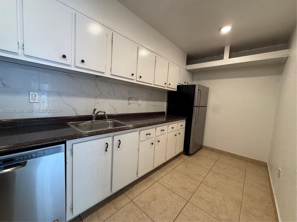 For Rent: $2,100 (1 beds, 1 baths, 854 Square Feet)