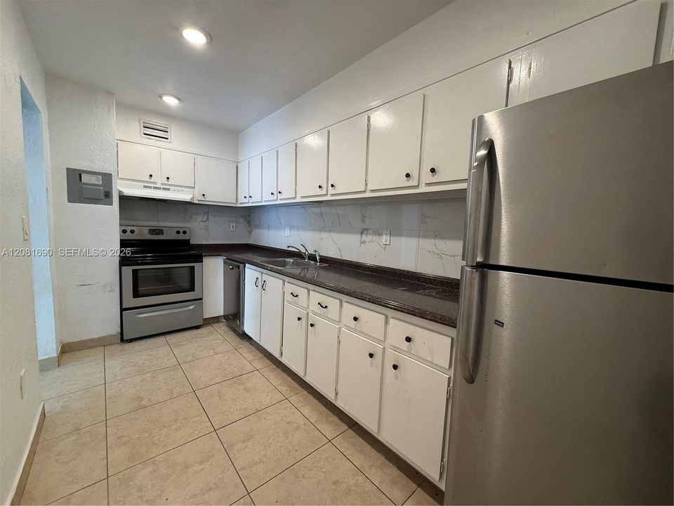 For Rent: $2,100 (1 beds, 1 baths, 854 Square Feet)