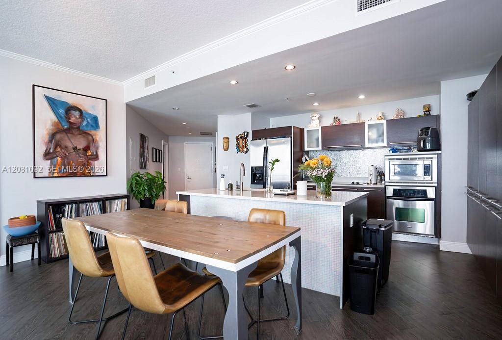 For Sale: $550,000 (2 beds, 2 baths, 1162 Square Feet)