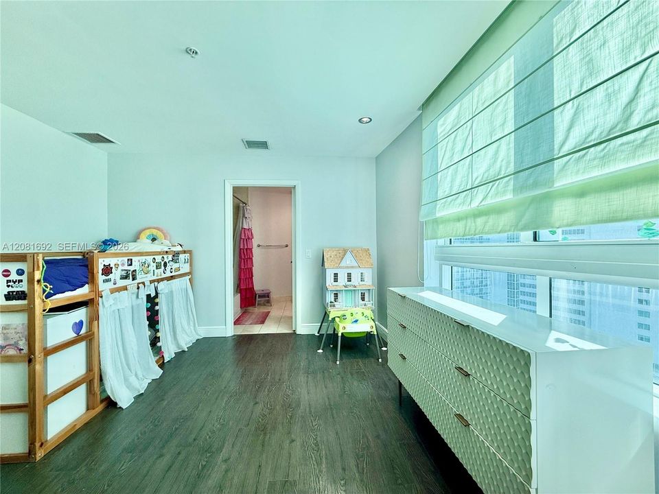For Sale: $550,000 (2 beds, 2 baths, 1162 Square Feet)