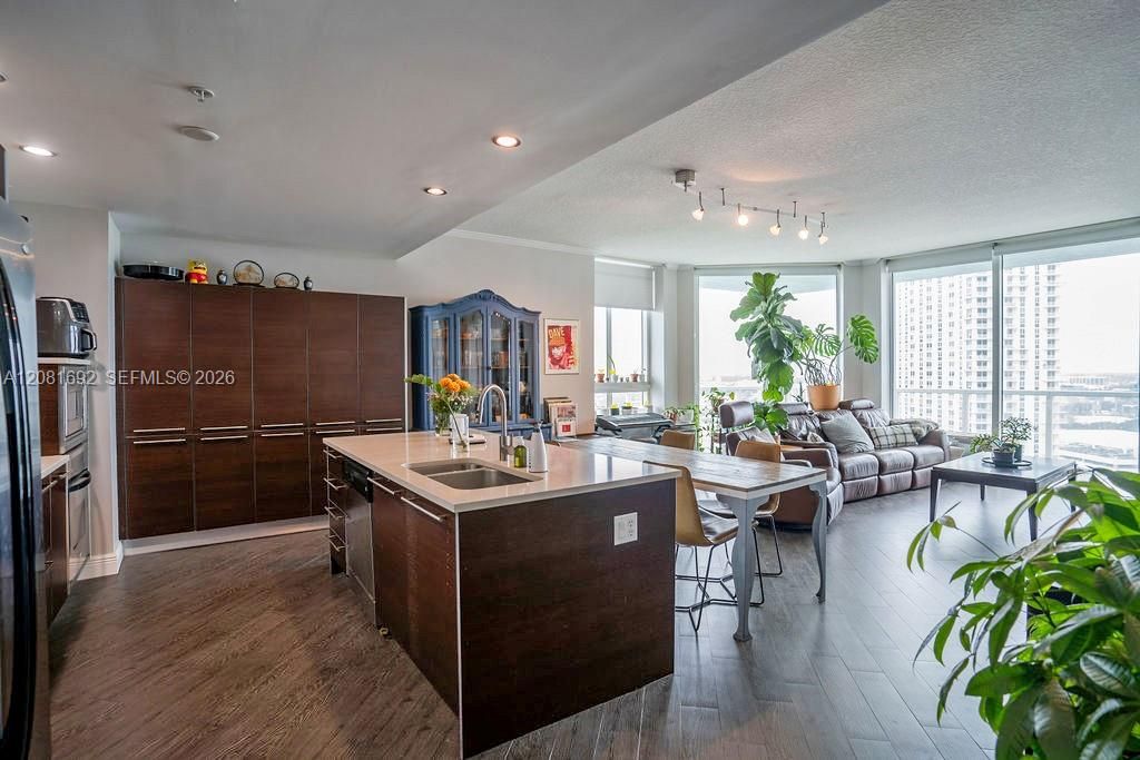 For Sale: $550,000 (2 beds, 2 baths, 1162 Square Feet)