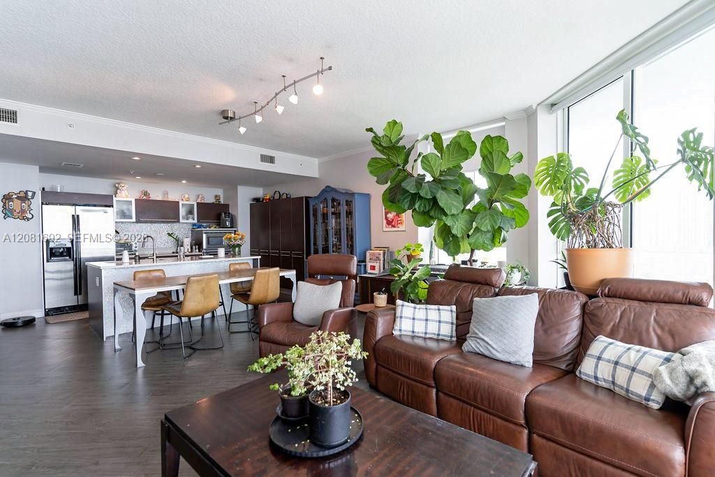 For Sale: $550,000 (2 beds, 2 baths, 1162 Square Feet)
