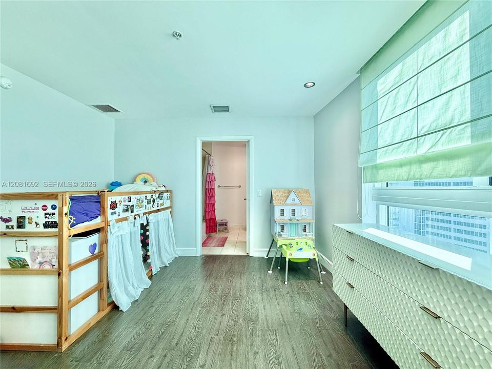 For Sale: $550,000 (2 beds, 2 baths, 1162 Square Feet)