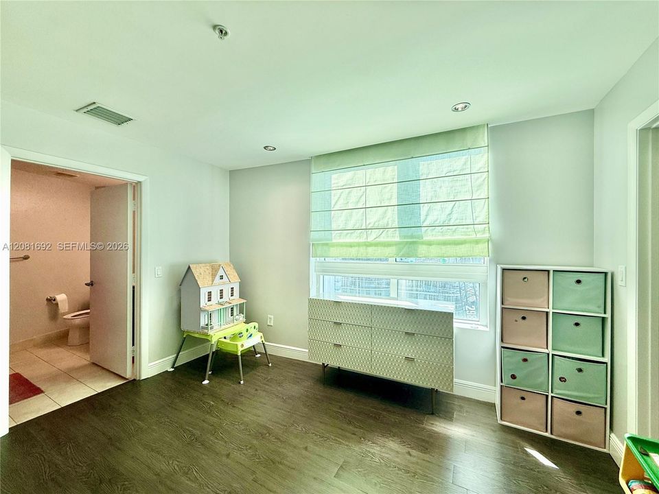 For Sale: $550,000 (2 beds, 2 baths, 1162 Square Feet)