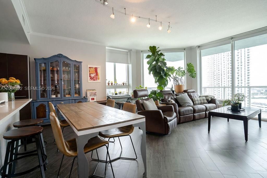 For Sale: $550,000 (2 beds, 2 baths, 1162 Square Feet)