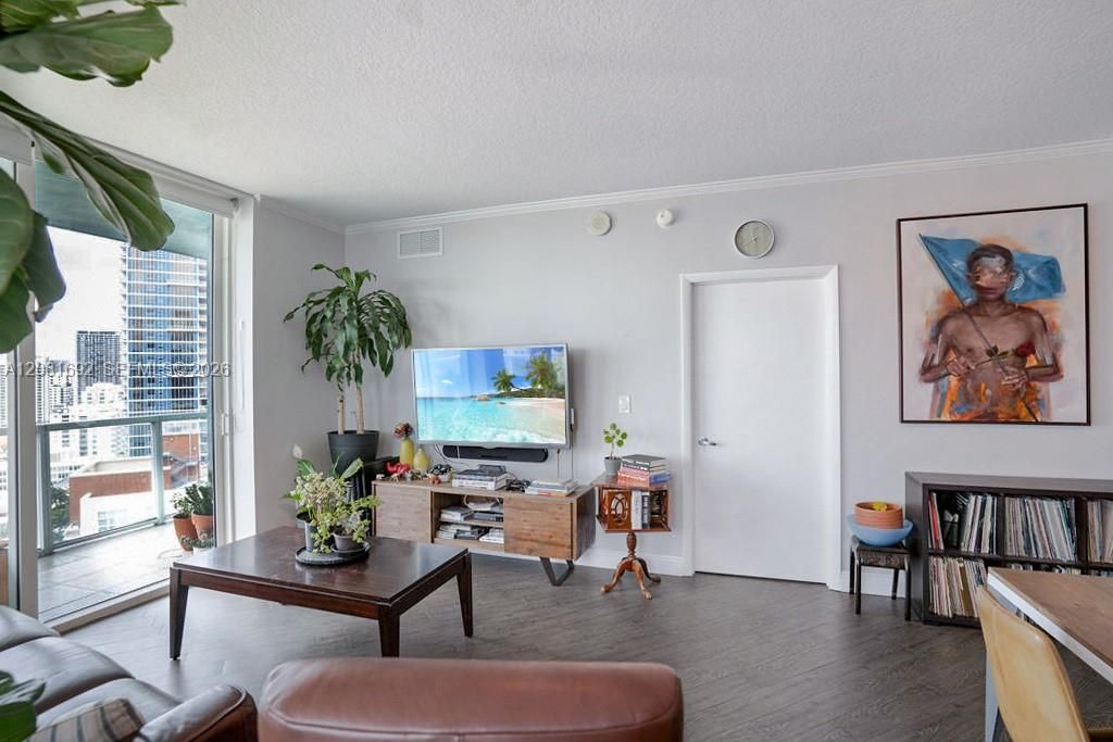 For Sale: $550,000 (2 beds, 2 baths, 1162 Square Feet)