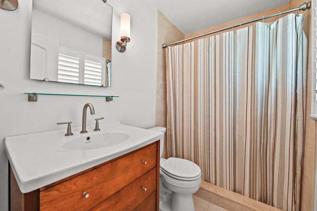 32 Bathroom 01