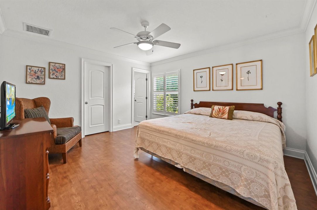 30 Bedroom01