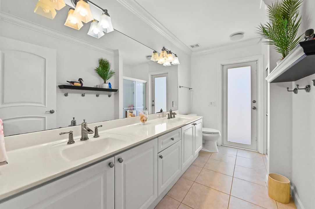 27 Bathroom 01