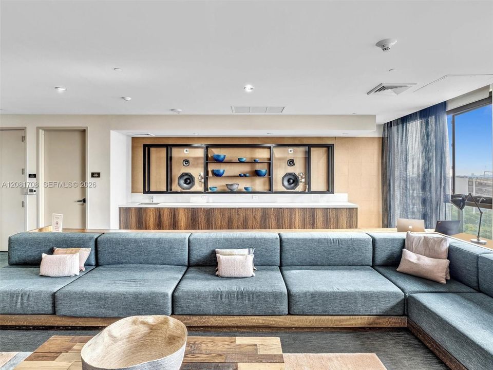 В аренду: $4,950 (2 спален, 2 ванн, 1045 Квадратных фут)