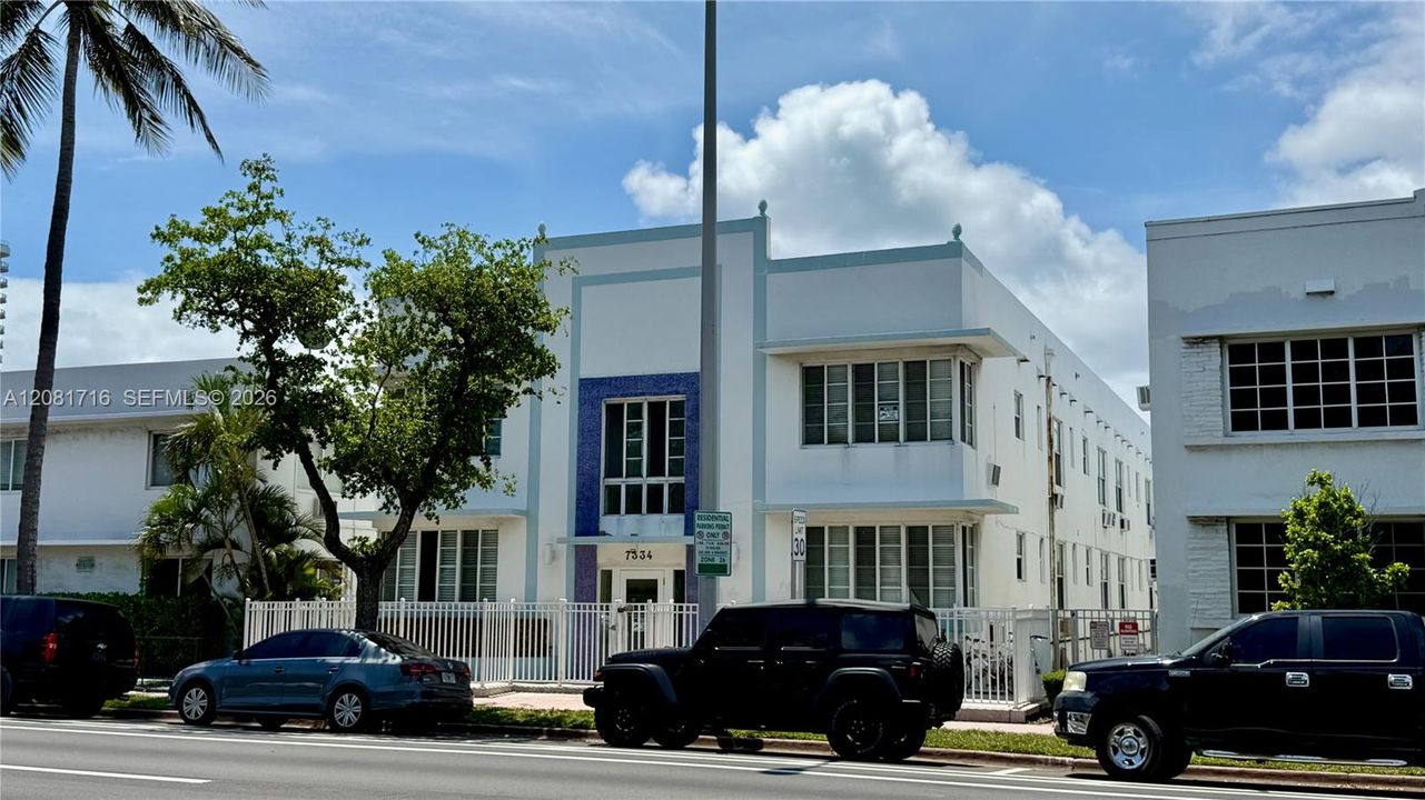 For Sale: $349,000 (1 beds, 1 baths, 592 Square Feet)
