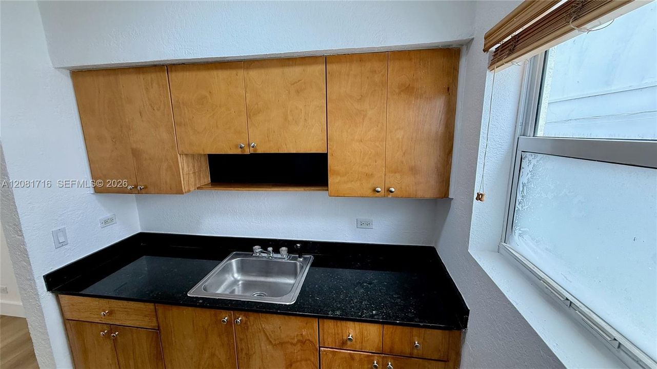 For Sale: $349,000 (1 beds, 1 baths, 592 Square Feet)