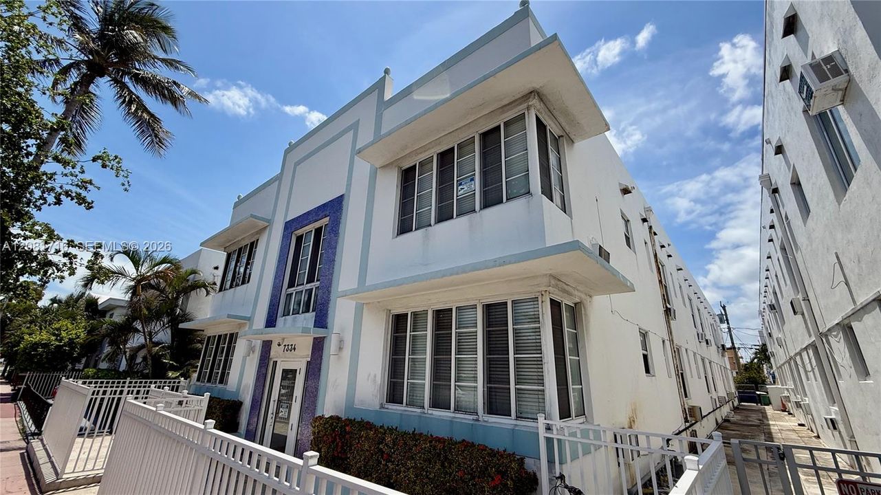 For Sale: $349,000 (1 beds, 1 baths, 592 Square Feet)