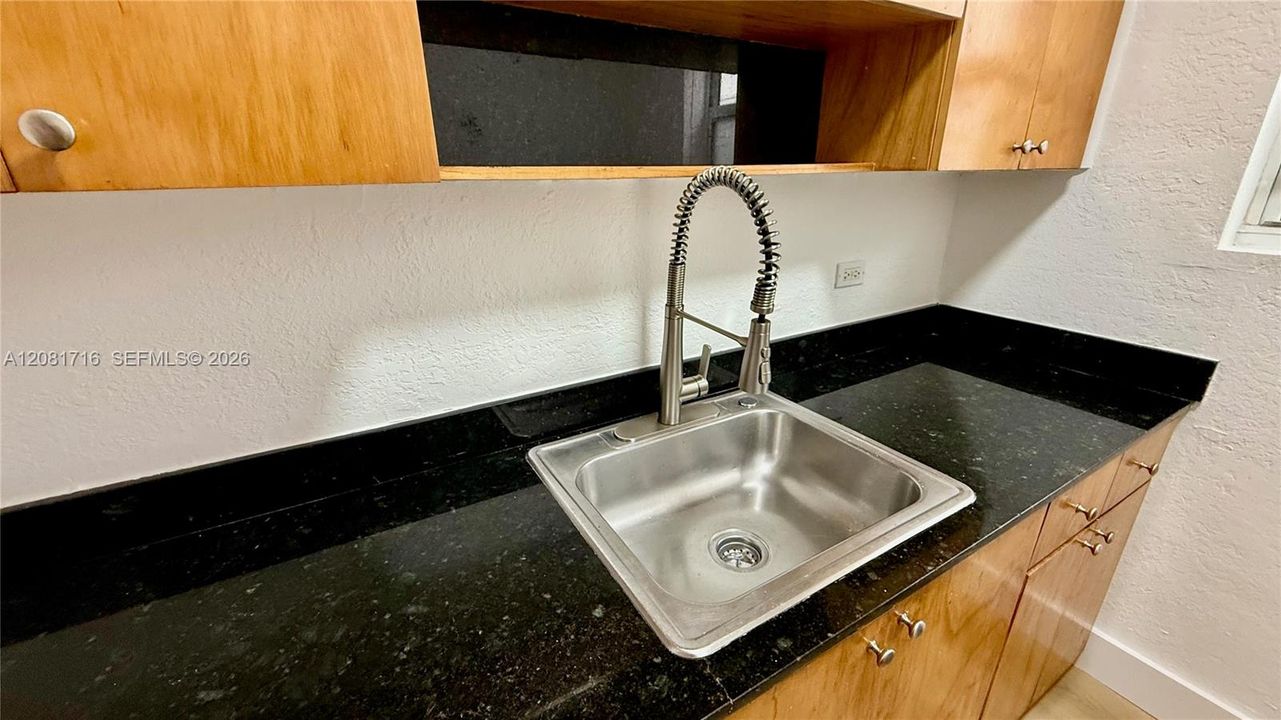 For Sale: $349,000 (1 beds, 1 baths, 592 Square Feet)