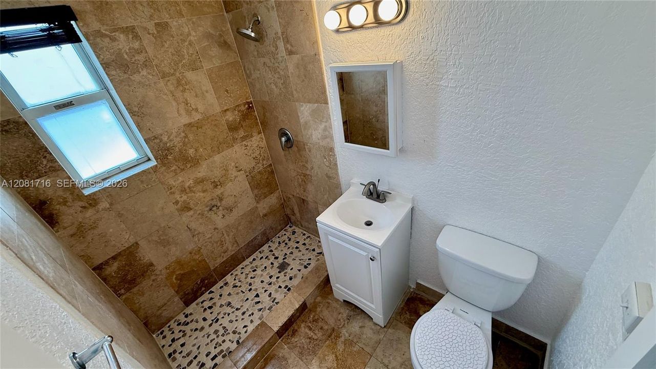 For Sale: $349,000 (1 beds, 1 baths, 592 Square Feet)
