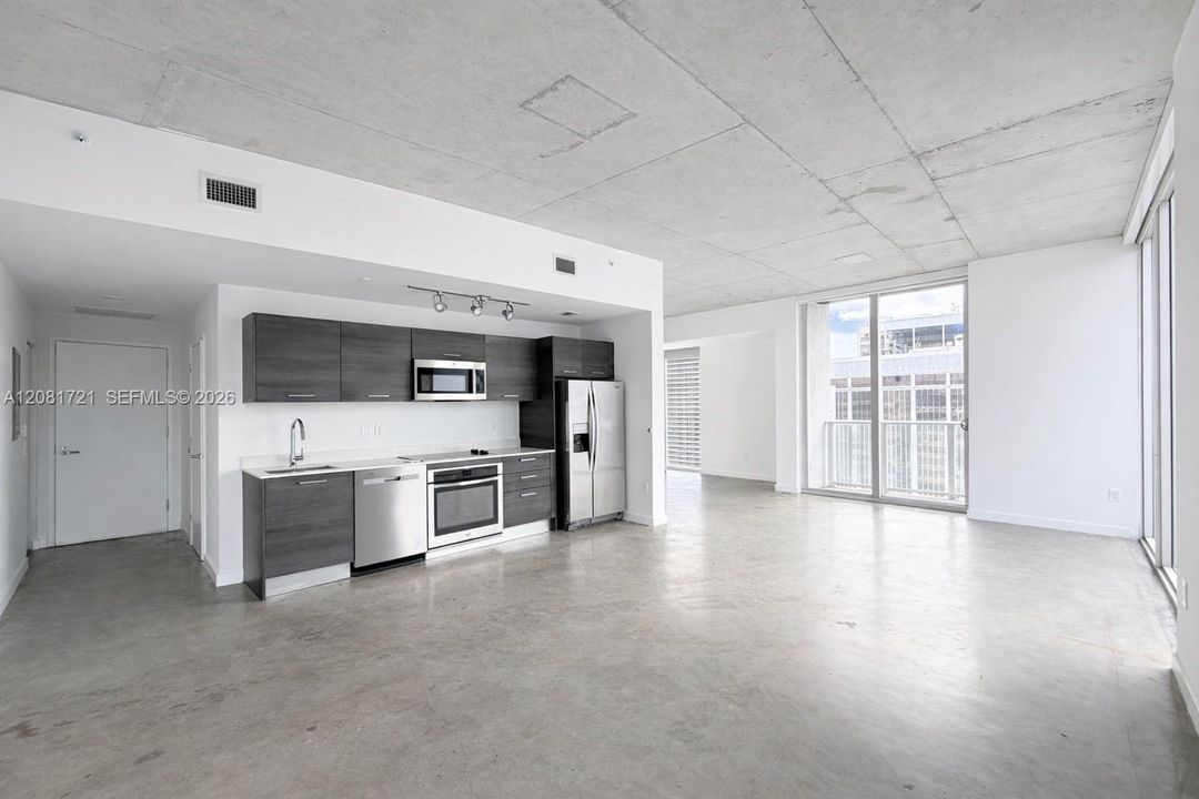 For Sale: $529,500 (2 beds, 2 baths, 977 Square Feet)
