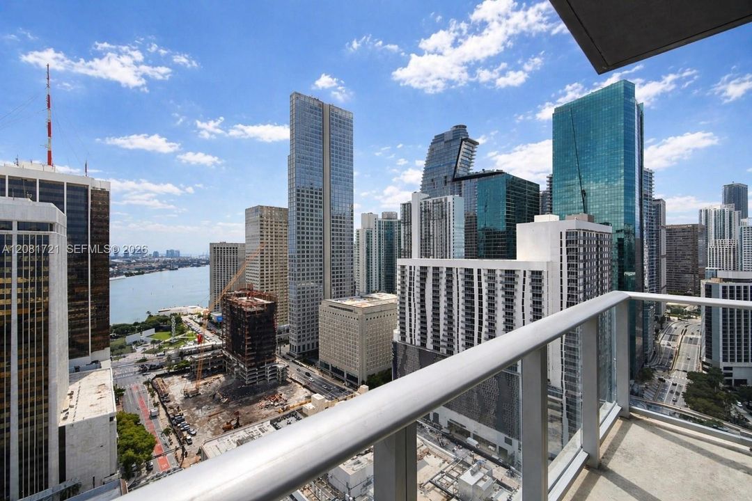 For Sale: $529,500 (2 beds, 2 baths, 977 Square Feet)