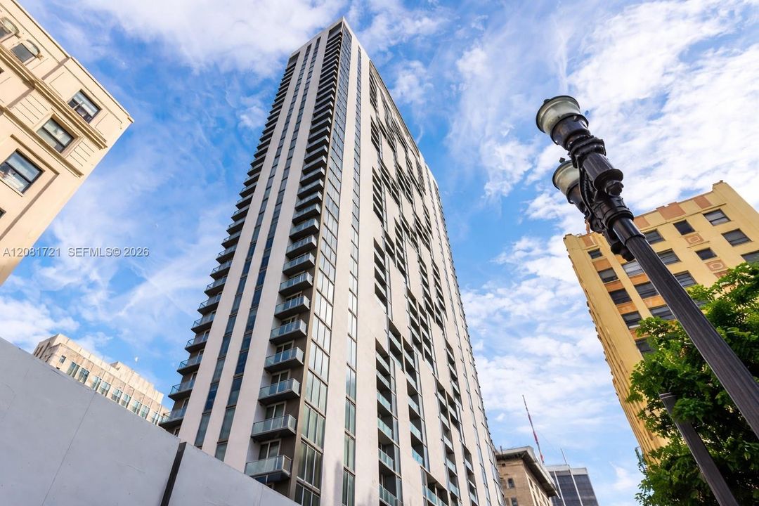 For Sale: $529,500 (2 beds, 2 baths, 977 Square Feet)