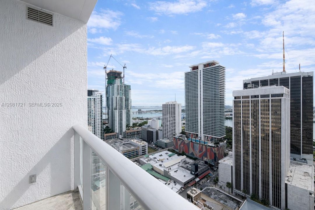 For Sale: $529,500 (2 beds, 2 baths, 977 Square Feet)
