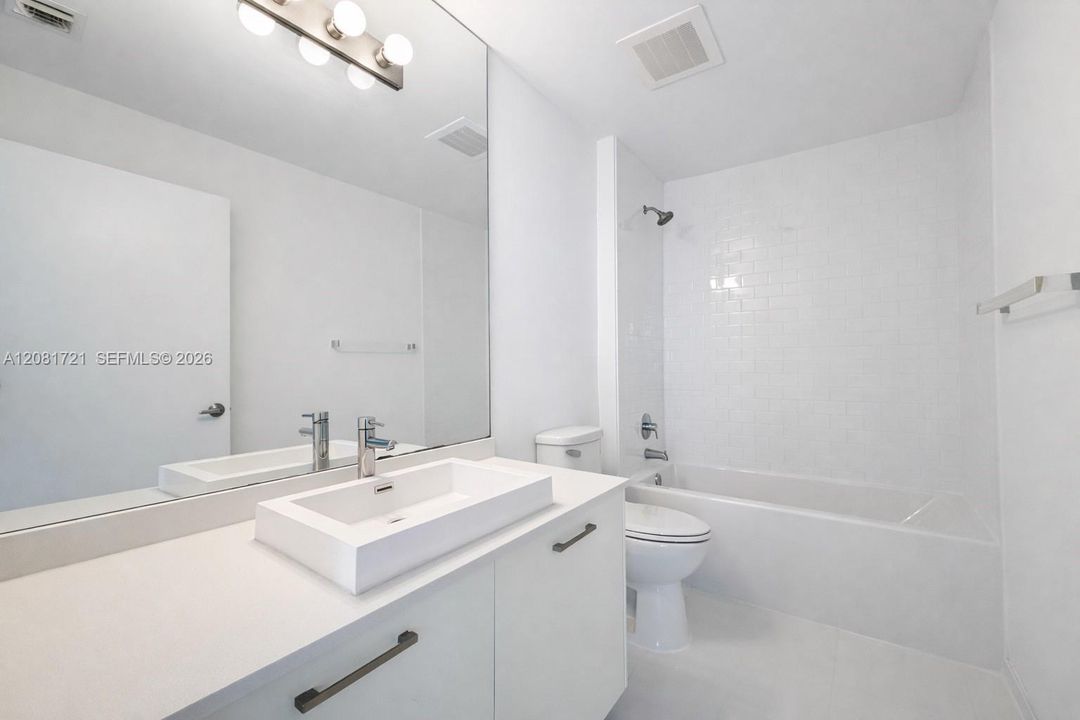 For Sale: $529,500 (2 beds, 2 baths, 977 Square Feet)