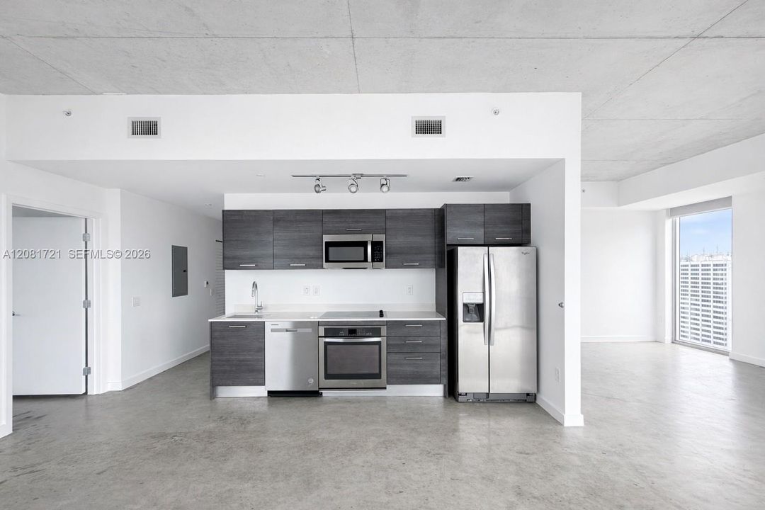 For Sale: $529,500 (2 beds, 2 baths, 977 Square Feet)