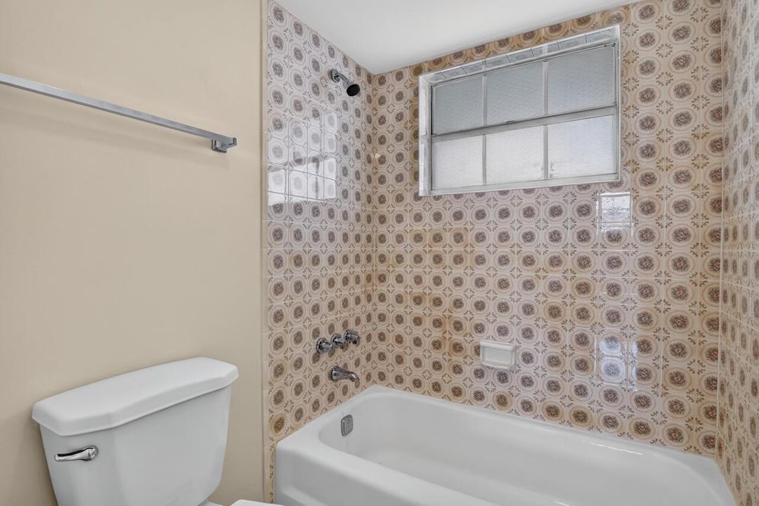 32-4140-NW-44th-Ave-32-