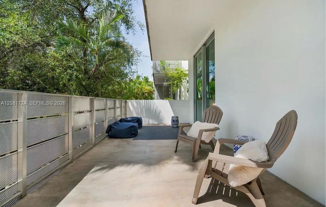 For Rent: $4,650 (2 beds, 2 baths, 1025 Square Feet)