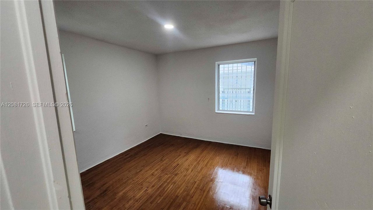 В аренду: $2,300 (2 спален, 1 ванн, 909 Квадратных фут)