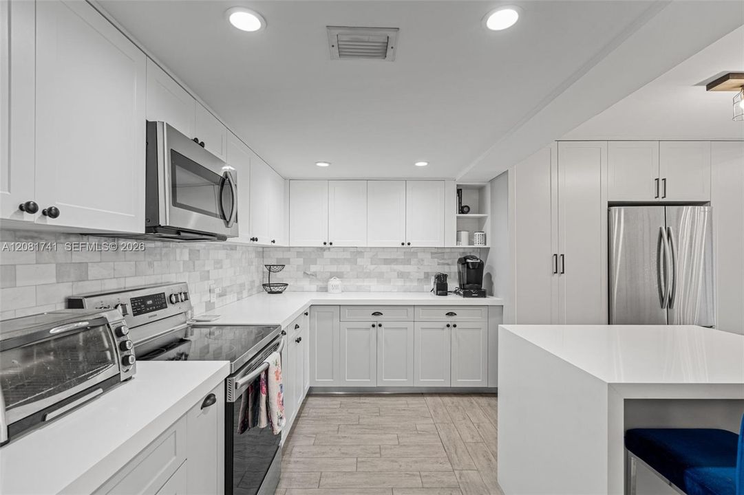 На продажу: $435,000 (2 спален, 2 ванн, 1318 Квадратных фут)