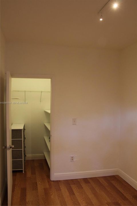 En Venta: $685,000 (5 camas, 2 baños, 1226 Pies cuadrados)