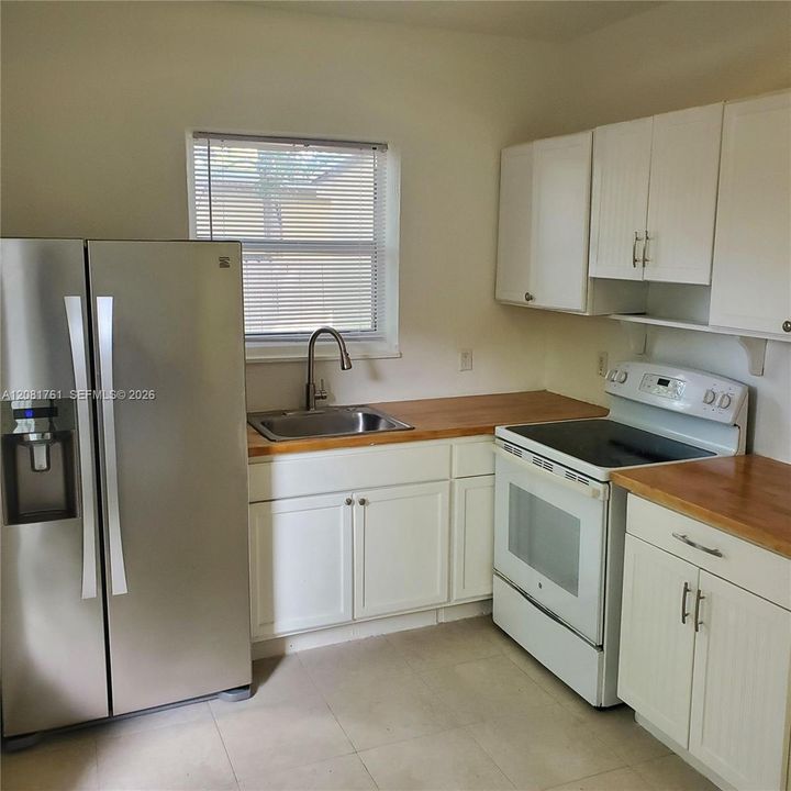 En Venta: $685,000 (5 camas, 2 baños, 1226 Pies cuadrados)