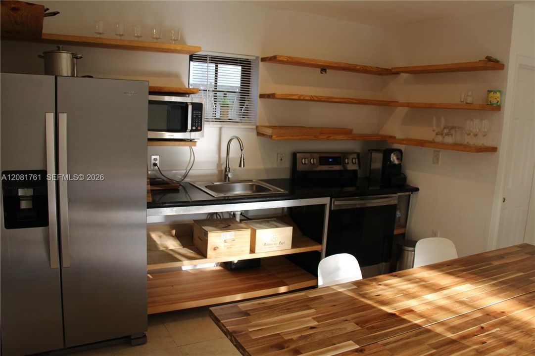 En Venta: $685,000 (5 camas, 2 baños, 1226 Pies cuadrados)