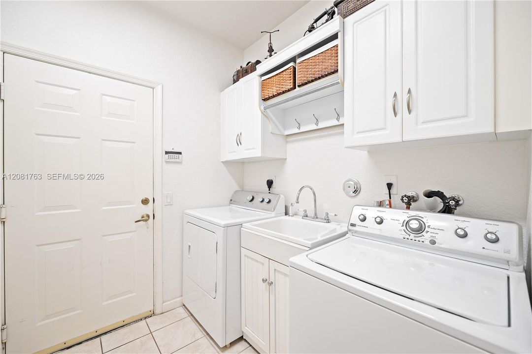 For Sale: $600,000 (3 beds, 2 baths, 1600 Square Feet)