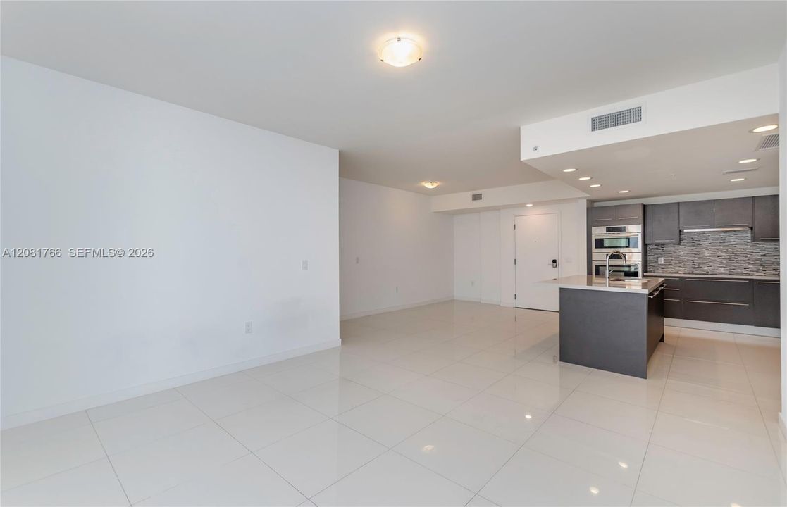 В аренду: $3,100 (2 спален, 2 ванн, 1049 Квадратных фут)