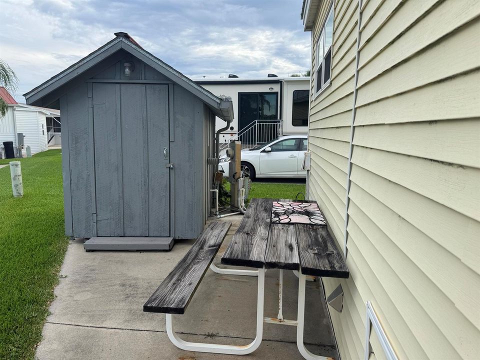 Shed-Picnic Table