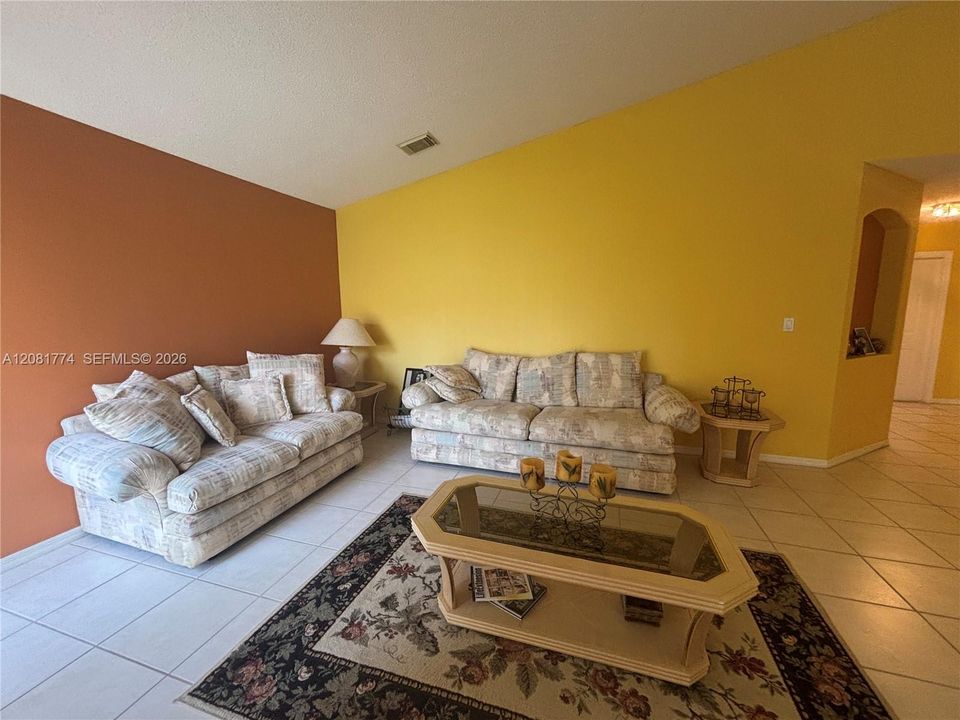 合同活跃: $599,999 (3 贝兹, 2 浴室, 1821 平方英尺)