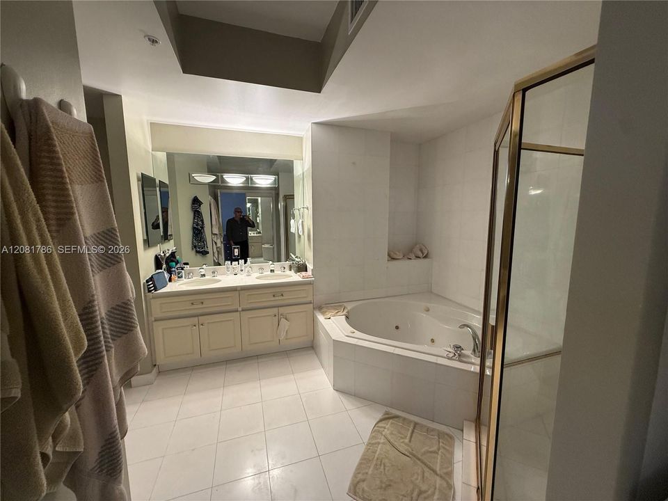For Sale: $950,000 (1 beds, 1 baths, 940 Square Feet)