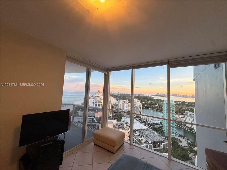 For Sale: $950,000 (1 beds, 1 baths, 940 Square Feet)