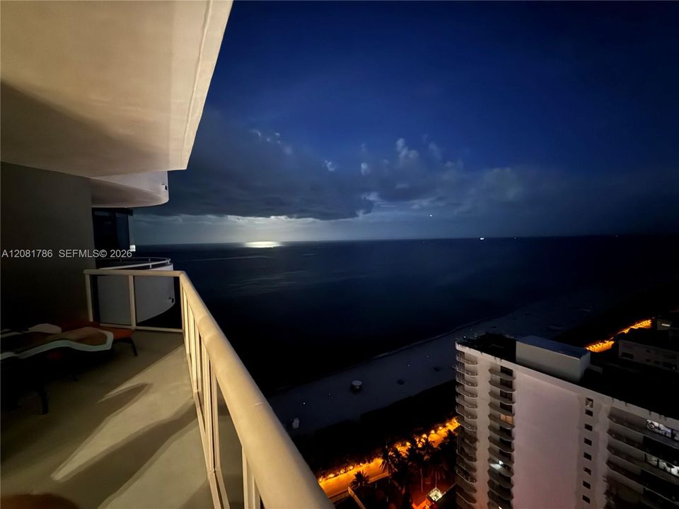 For Sale: $950,000 (1 beds, 1 baths, 940 Square Feet)