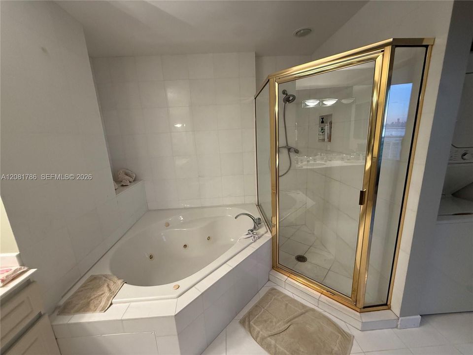 For Sale: $950,000 (1 beds, 1 baths, 940 Square Feet)