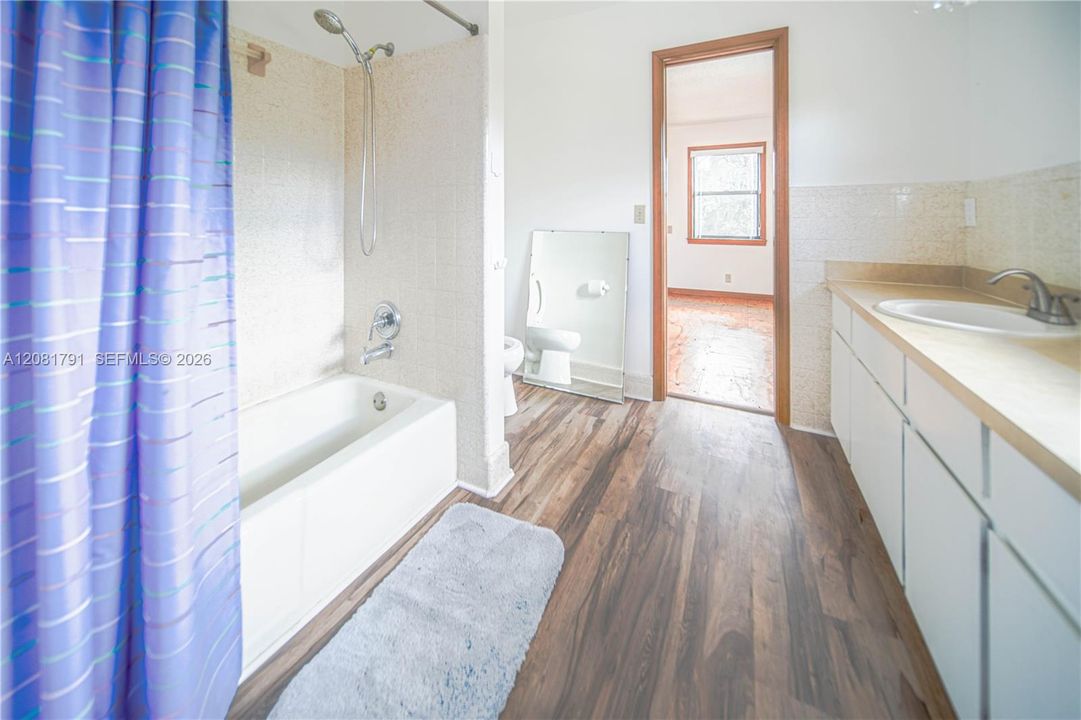 En Venta: $1,300,000 (5 camas, 3 baños, 2722 Pies cuadrados)