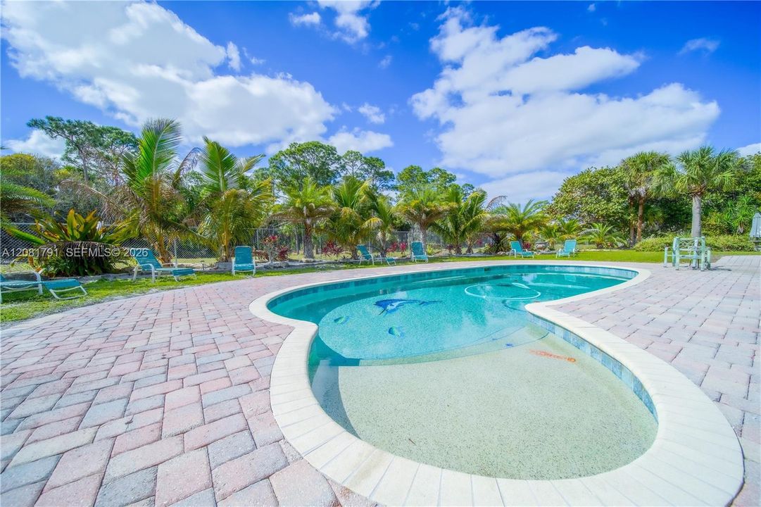En Venta: $1,300,000 (5 camas, 3 baños, 2722 Pies cuadrados)