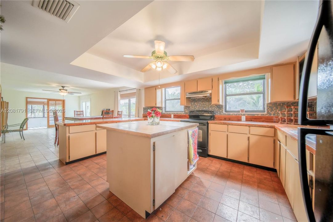En Venta: $1,300,000 (5 camas, 3 baños, 2722 Pies cuadrados)