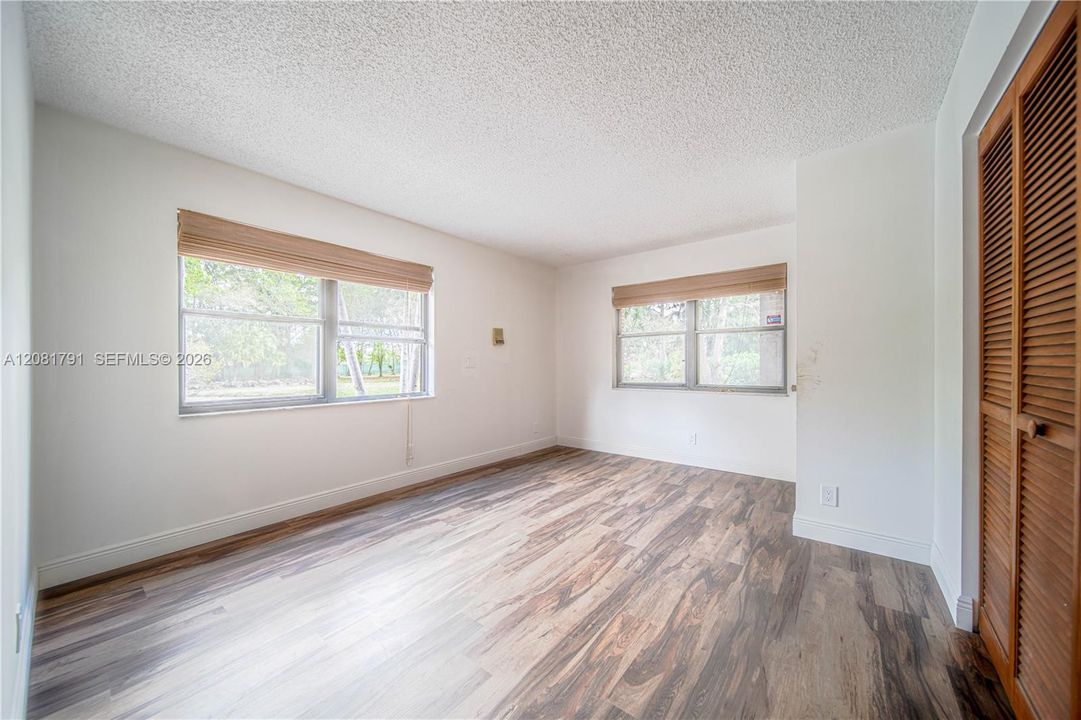 En Venta: $1,300,000 (5 camas, 3 baños, 2722 Pies cuadrados)
